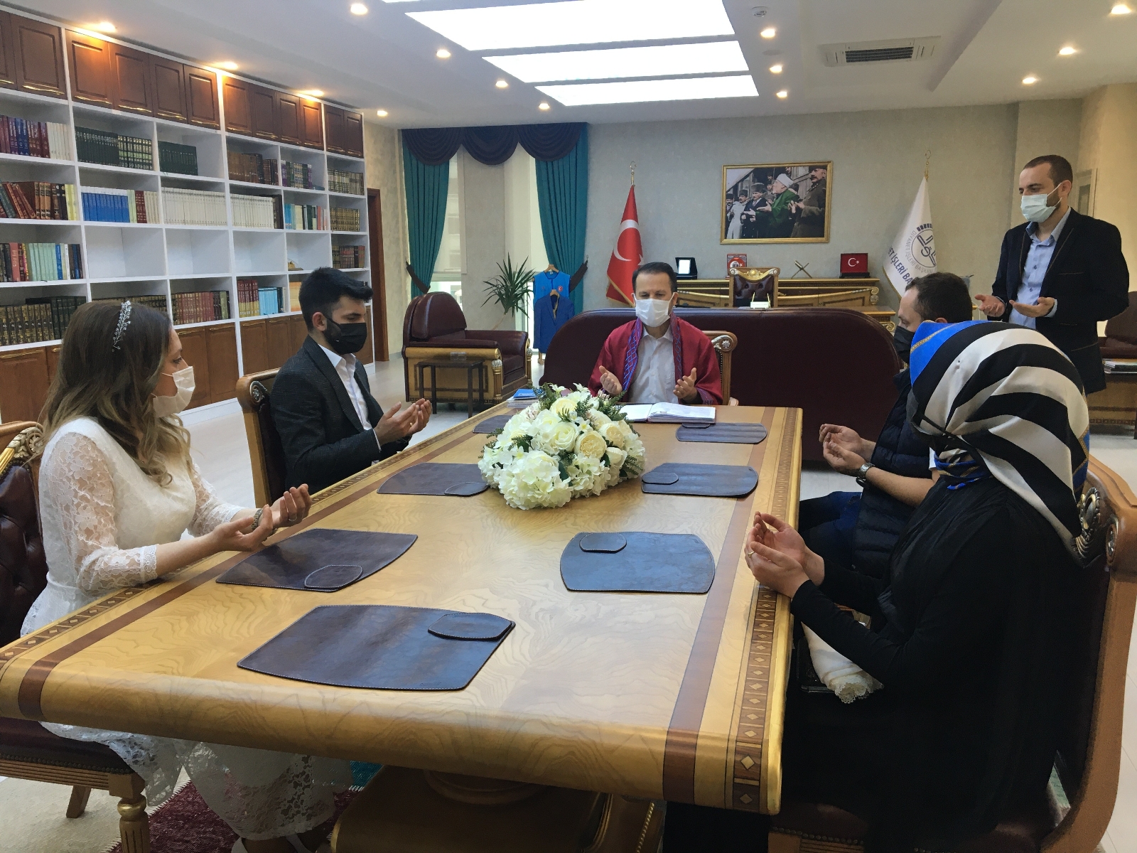 Belediyelerde nikah sırası bulamayan çiftler müftülüğe koştu