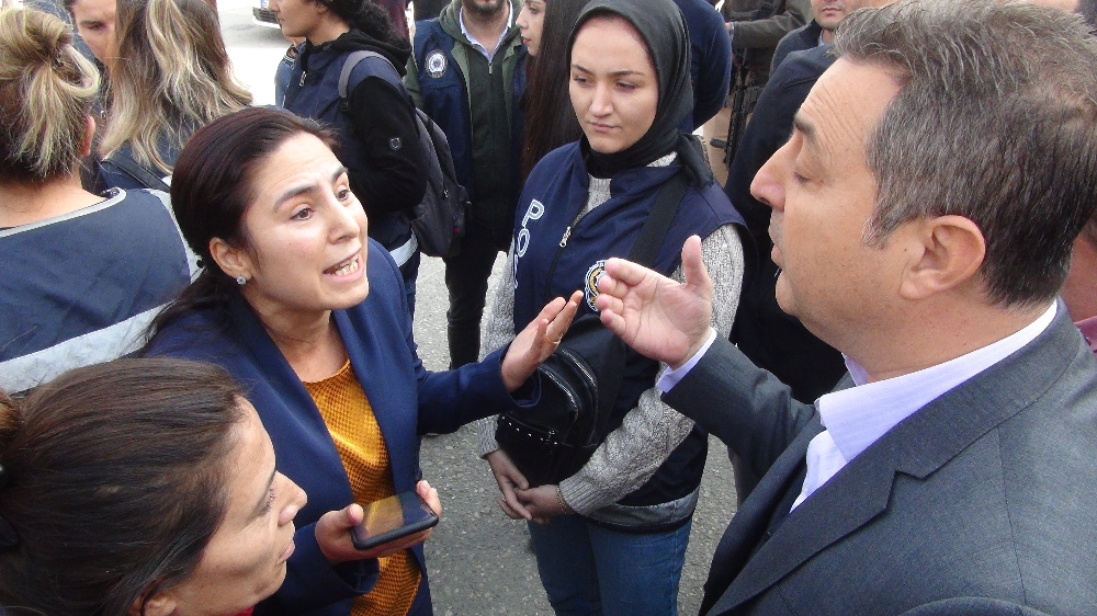 Belediyeye Girmek İsteyen Hdpli Vekile Polis İzin Vermedi