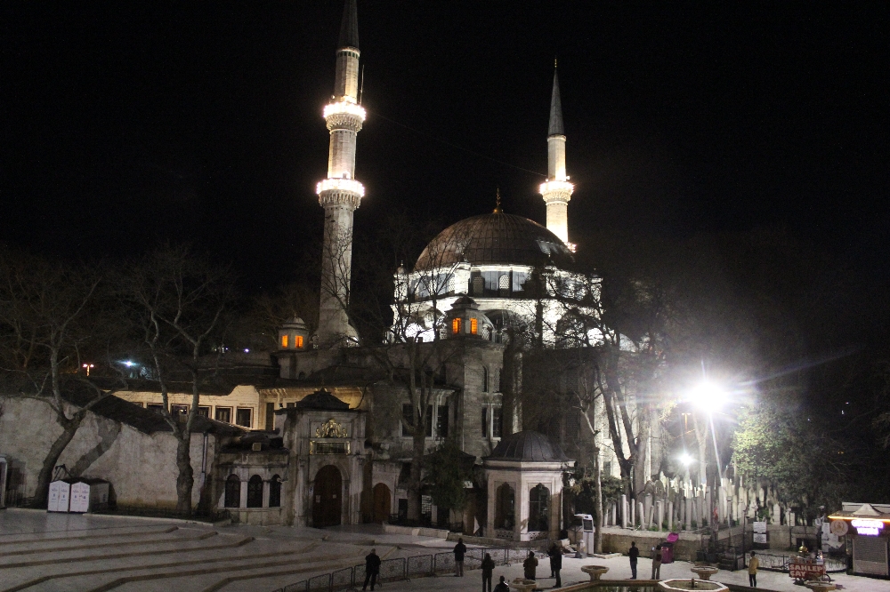 Berat Kandili’nde camiler korona virüs tedbirleri nedeniyle boş kaldı