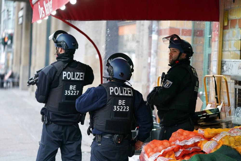 Berlin polisi silahlı çatışmaya karışanların izini sürüyor
