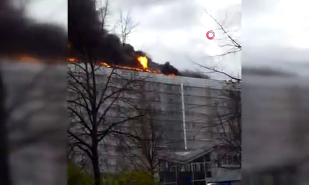Berlin’de 12 katlı binanın çatısında yangın: 1 itfaiyeci yaralandı
