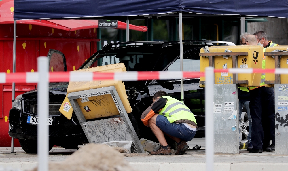 Berlin’de araç yayaların arasına daldı: 7 yaralı