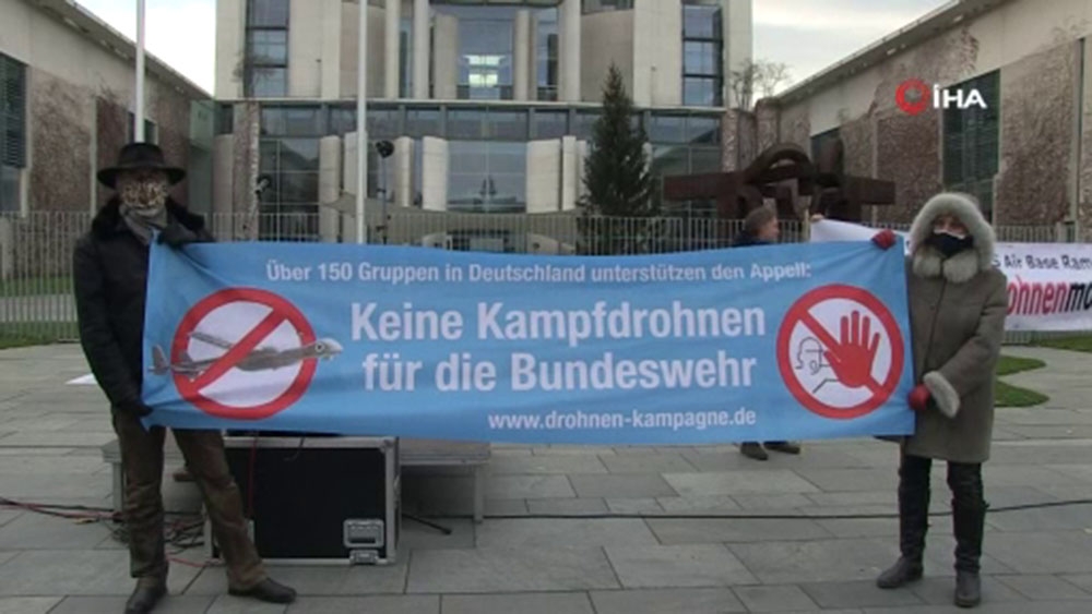 Berlin’de Başbakanlık binası önünde 
