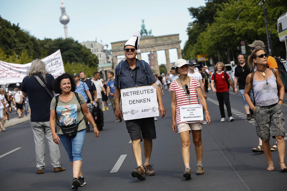 Berlin’de Covid-19 kısıtlamaları protesto edildi