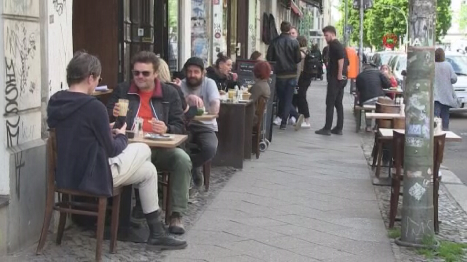 Berlin’de kafe ve restoranların dış alanları müşterilere açıldı