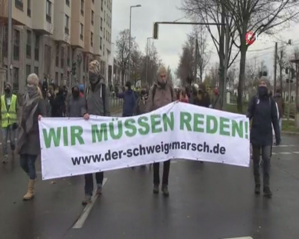Berlin’de kısıtlama ve aşı karşıtlarından “sessiz yürüyüş”