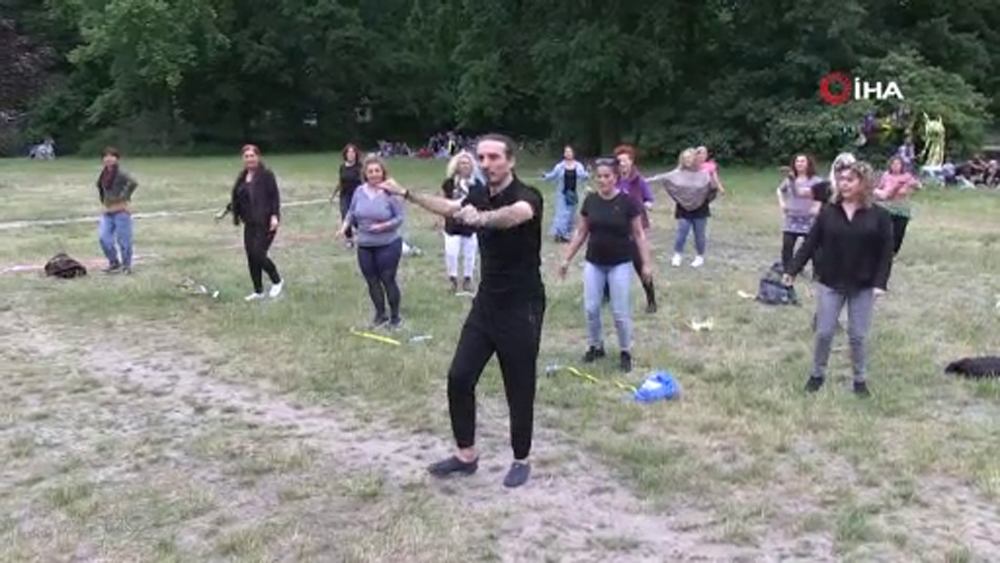 Berlin’de Türk halk oyunları grubu, çalışmalarını parka taşıdı
