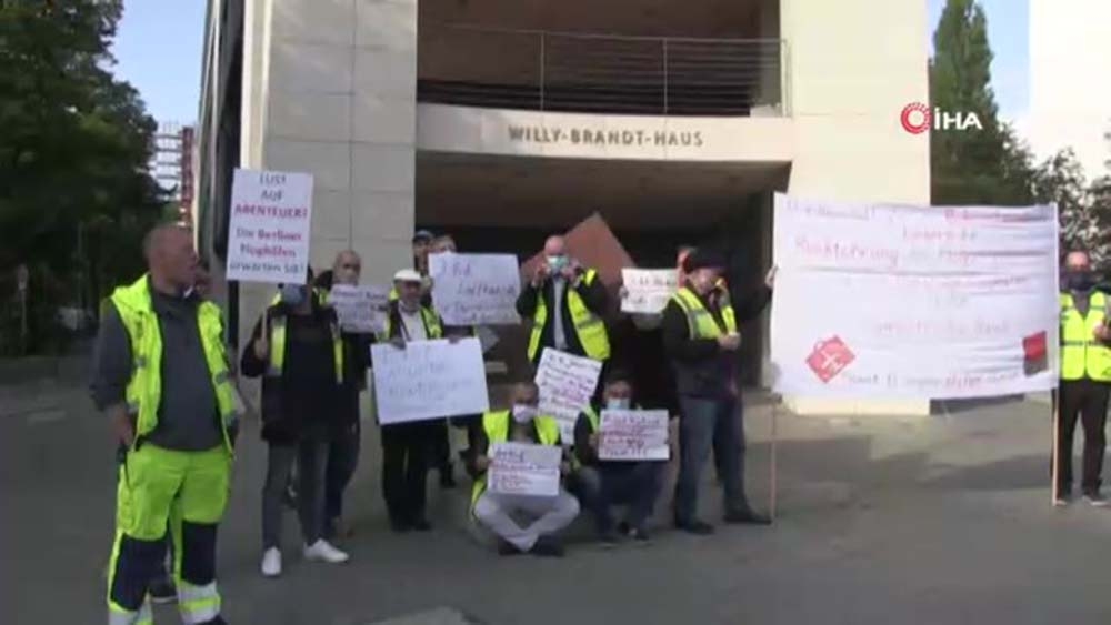 Berlin’deki Tegel Havalimanı çalışanlarından “işimi istiyorum” protestosu