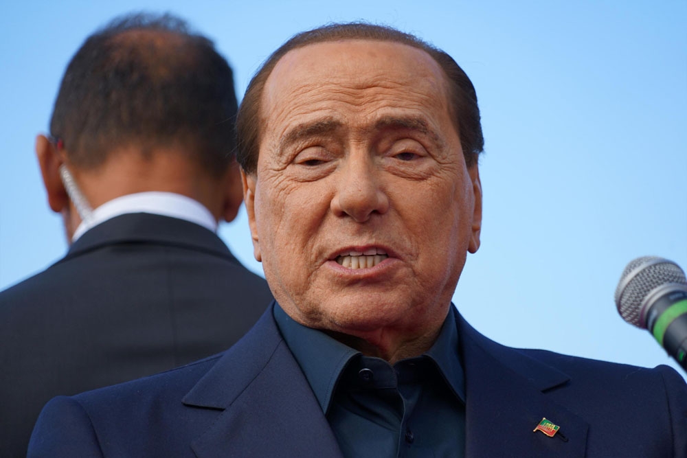 Berlusconi hastaneye kaldırıldı