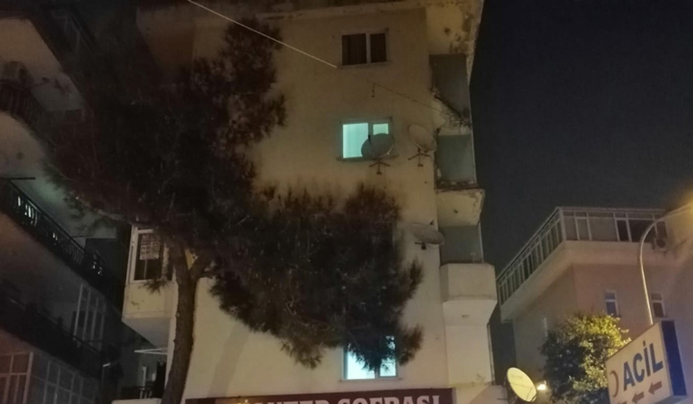 Beş katlı binanın balkonları büyük bir gürültüyle çöktü