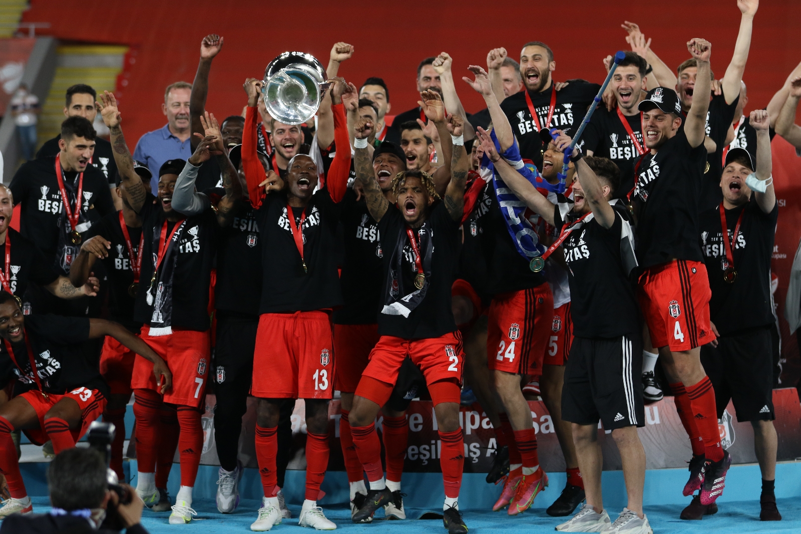 Beşiktaş 12 yıl sonra çifte kupayı müzesine götürdü