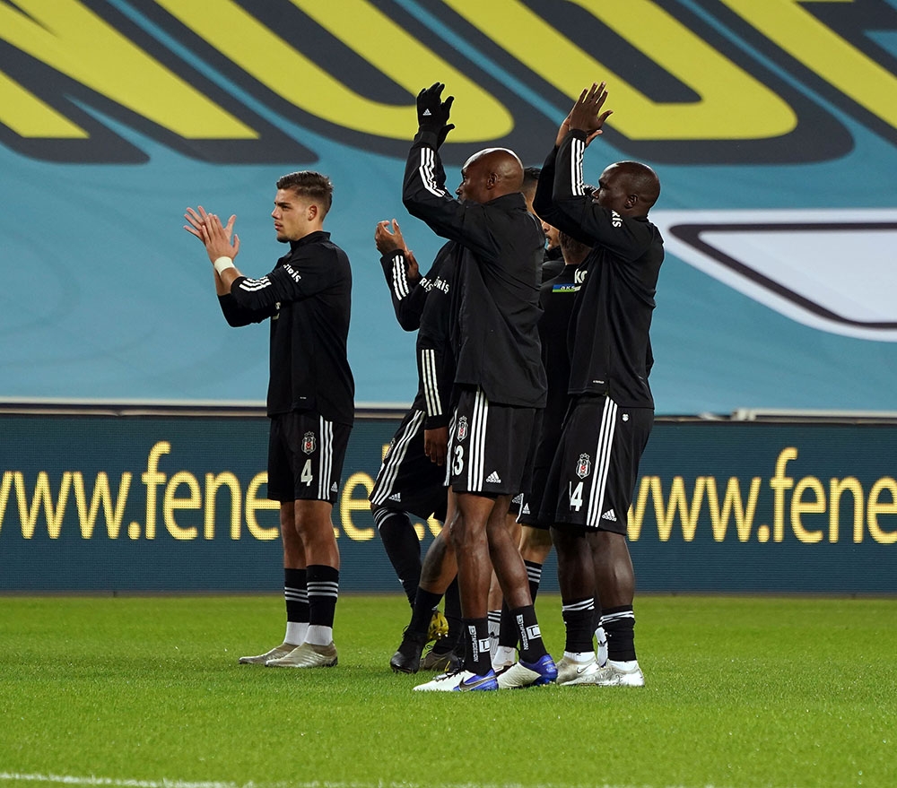 Beşiktaşlı futbolcular taraftarı selamladı!