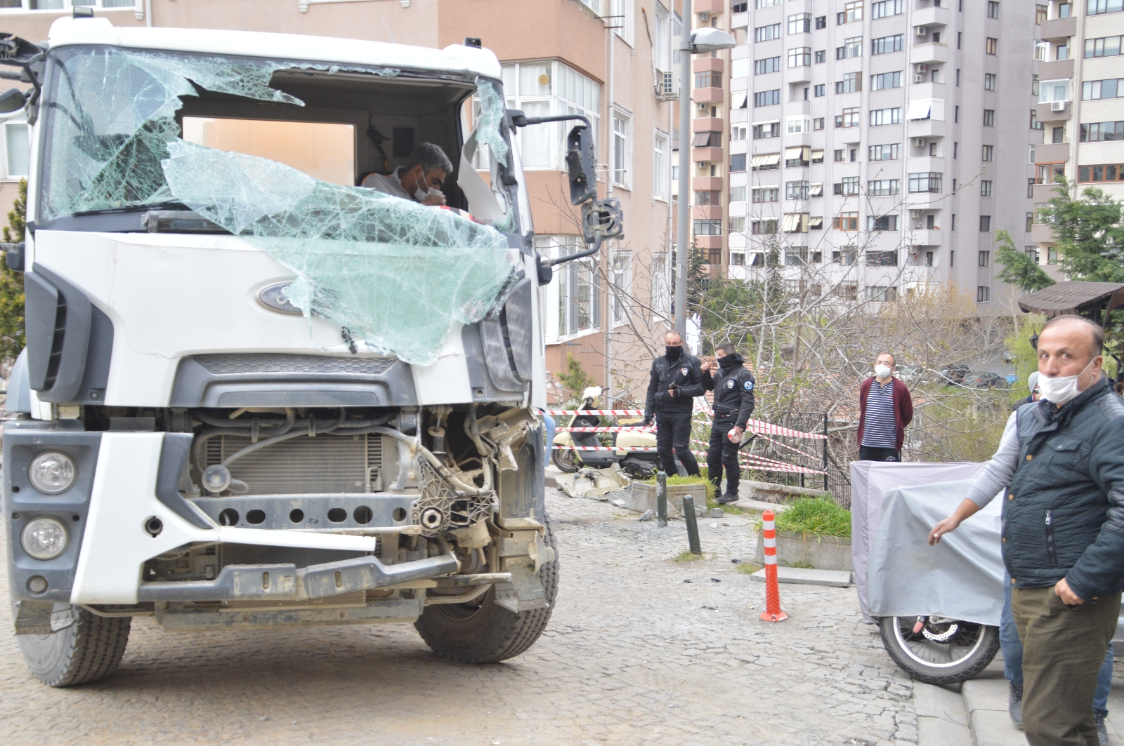Beşiktaş’ta binaya çarpan beton mikseri vinçle kaldırıldı