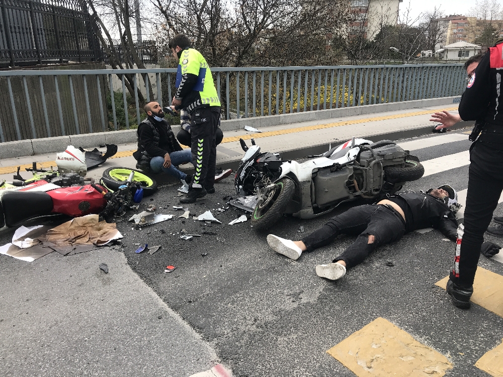 Beşiktaş’ta boş yolda motosikletliler çarpıştı: 2 yaralı