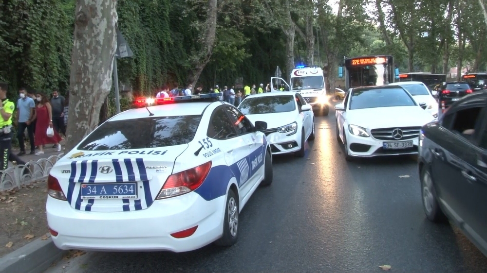 Beşiktaş’ta kontrolü kaybeden motosiklet yayalara çarptı