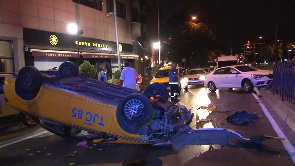Beşiktaş’ta trafik kazasında ticari taksi takla attı:2 yaralı