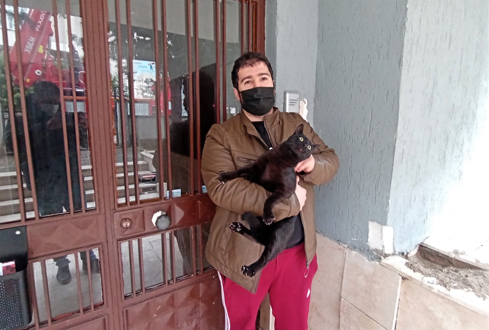 Beşinci kattan düşen kedisi kurtarıldı, göz yaşlarına boğuldu
