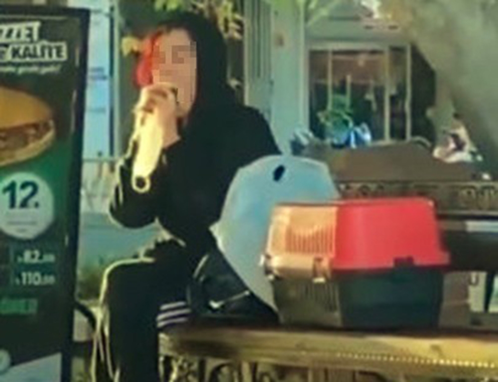 Beslediği hamsterı önce tokatladı, sonra ısırmaya çalıştı