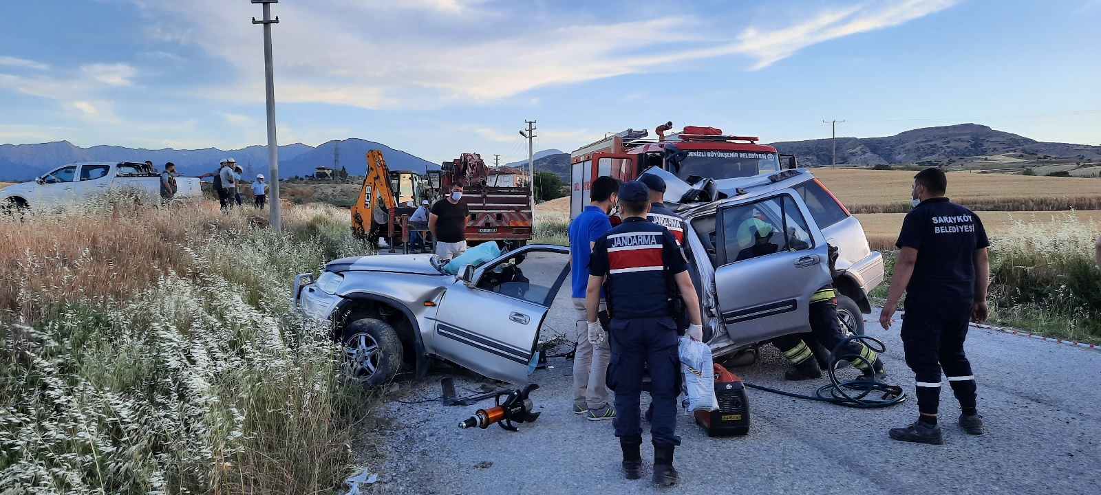 Beton elektrik direğini 3’e bölen lüks cip 2’ye ayrıldı: 2 ölü
