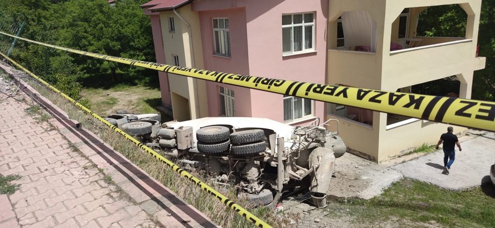 Beton mikseri 5 metre yükseklikten bahçeye uçtu eve çarptı