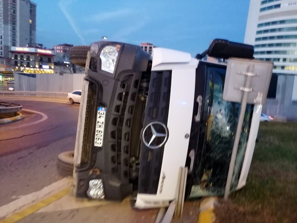 Beton mikseri yola devrildi: Faciadan dönüldü