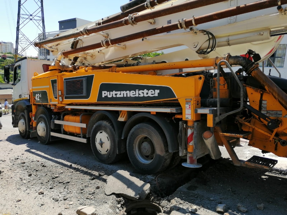 Beton mikserinin yüksek gerilim hattına değdiği kazada faciadan dönüldü