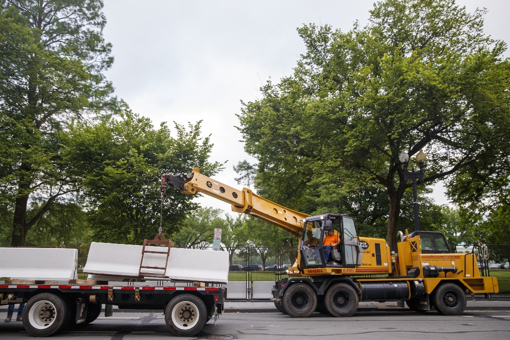 Beyaz Saray etrafındaki beton bariyerler kaldırılıyor