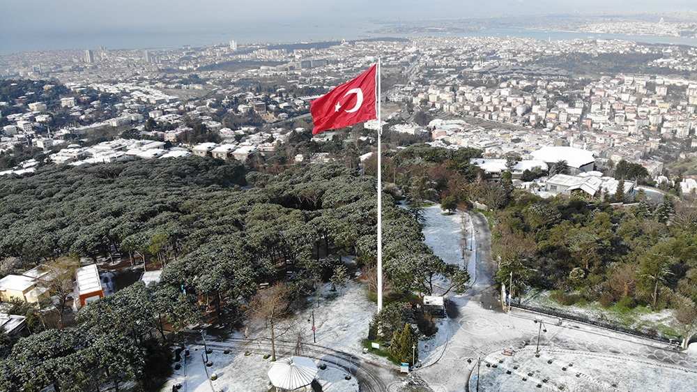 Beyaza bürünen Çamlıca Tepesi manzarası ile mest etti