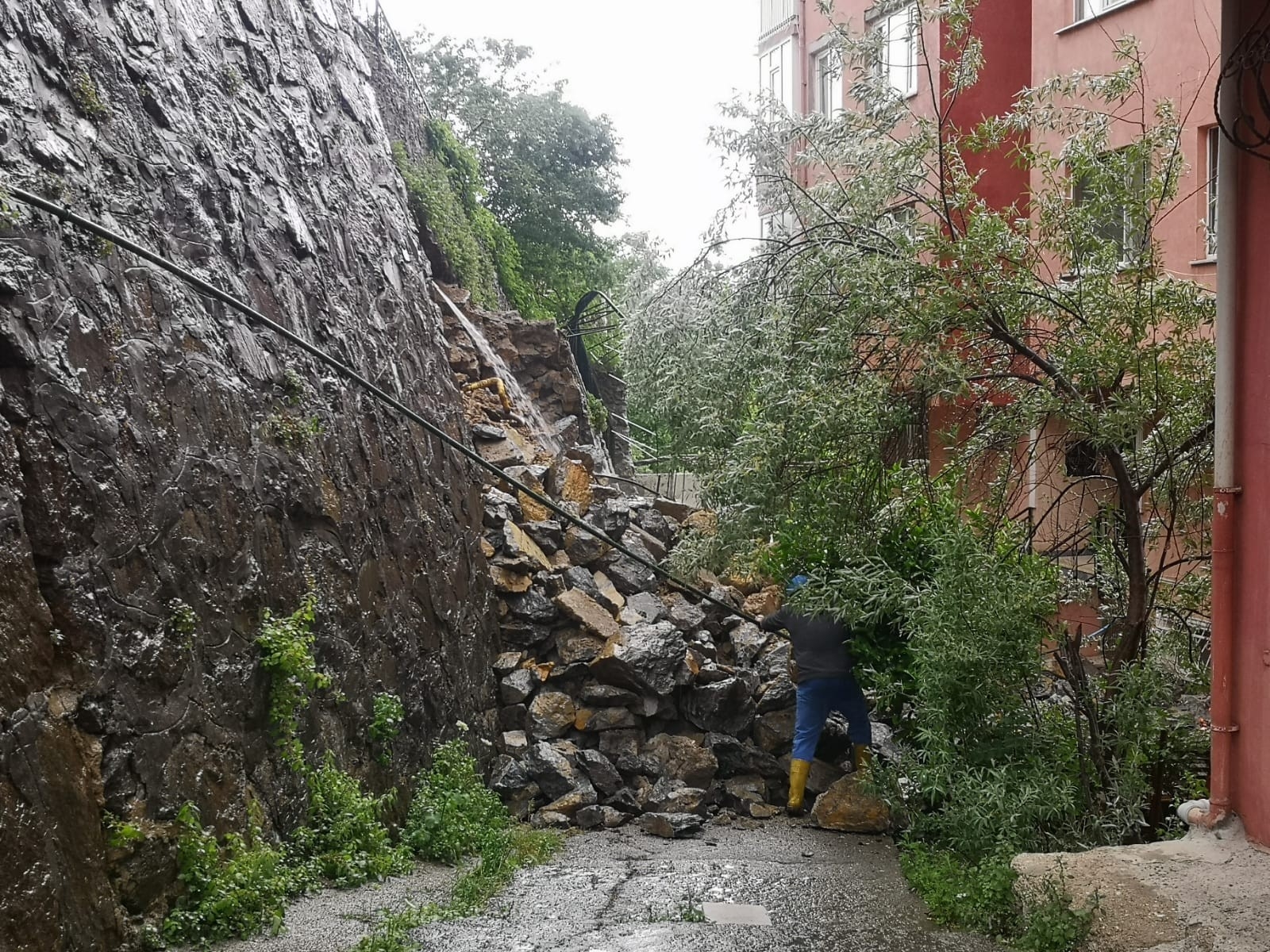Beykoz’da istinat duvarı çöktü, 3 apartman tahliye edildi
