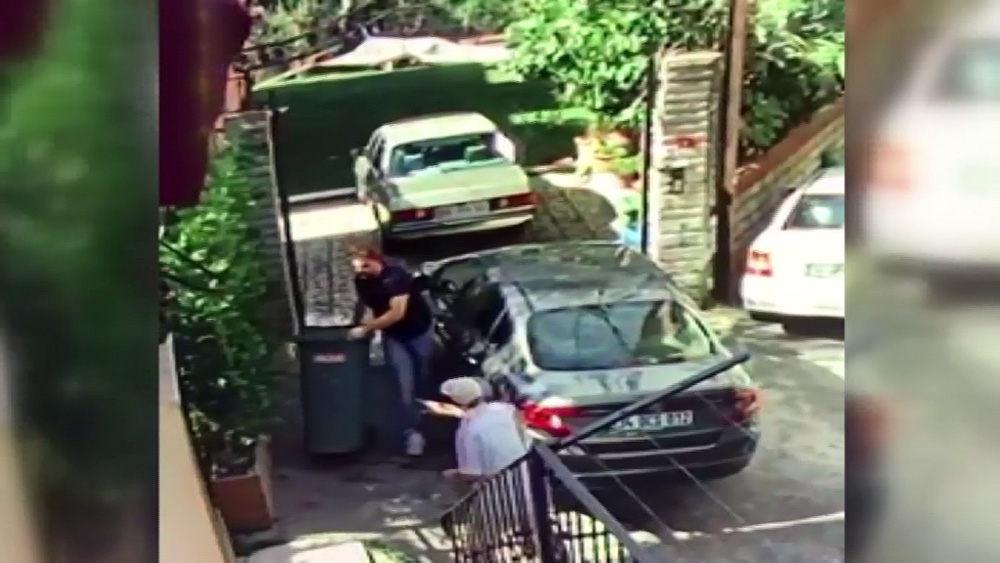 Beykoz’da komşuların birbirine girdiği anlar kamerada