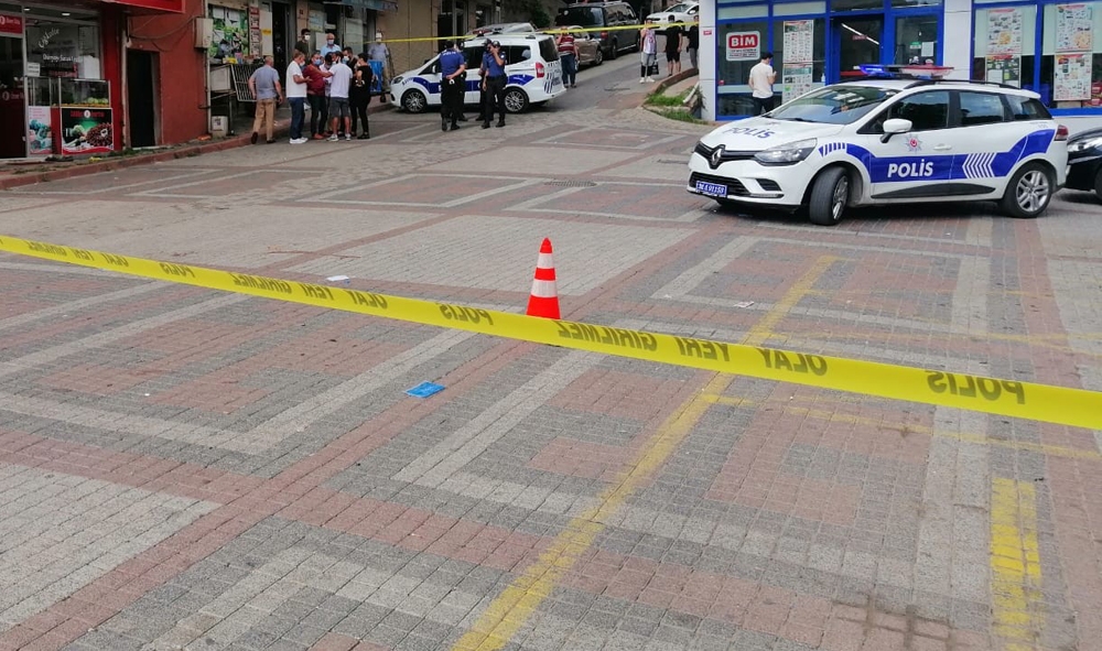 Beykoz’da otomobille derneğe dalan silahlı saldırganlar kurşun yağdırdı