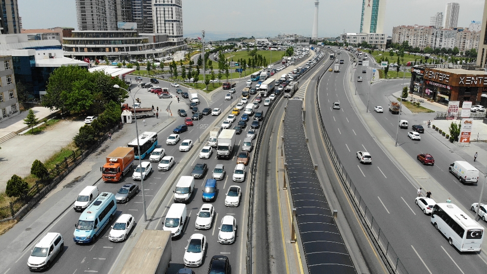 Beylikdüzü E-5’te kaza yapan minibüs yandı