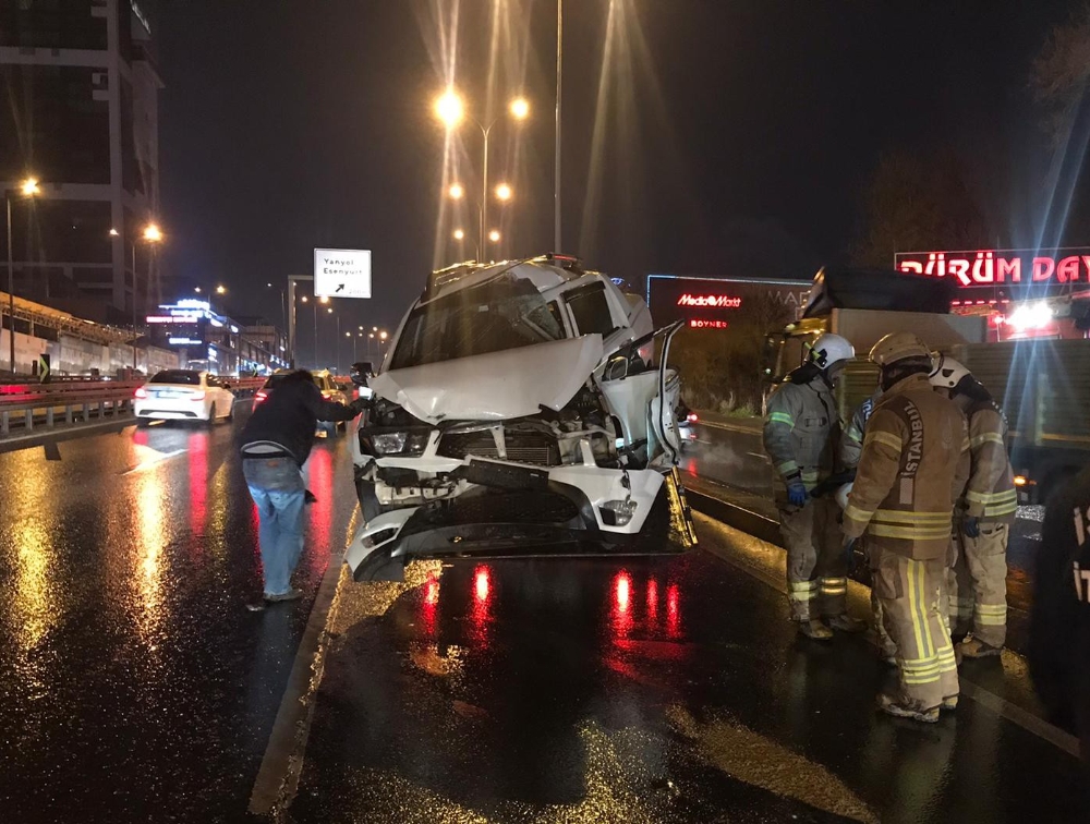 Beylikdüzü’de E-5’te trafik kazası: 2 yaralı