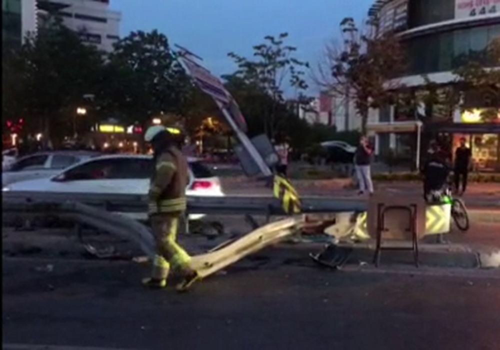Beylikdüzü’nde kontrolden çıkan araç devrildi: 4 yaralı