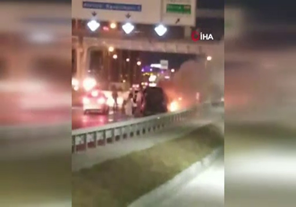 Beylikdüzü’nde seyir halindeki otomobil alev topuna döndü