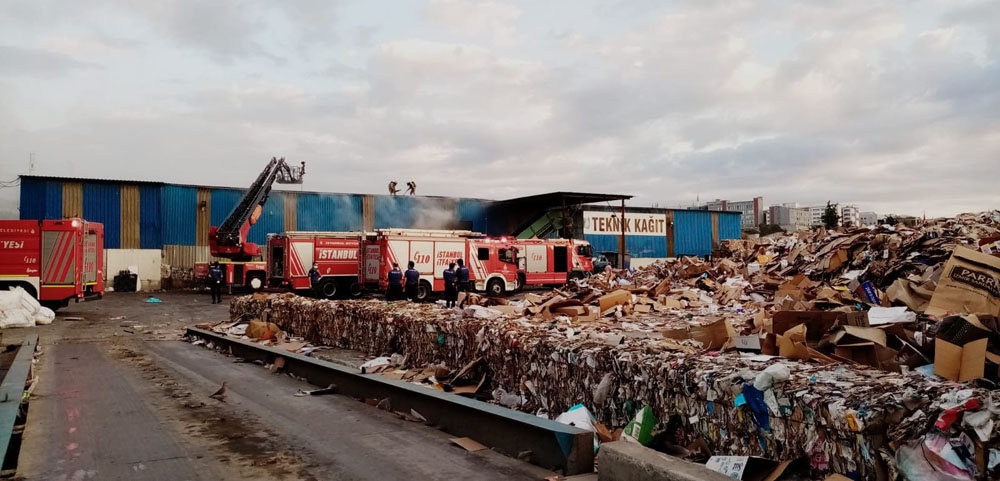 Beylikdüzü’ndeki atık kağıt deposunda yangın çıktı