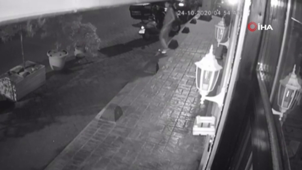Beyoğlu’nda 20 saniyede motosiklet hırsızlığı kamerada