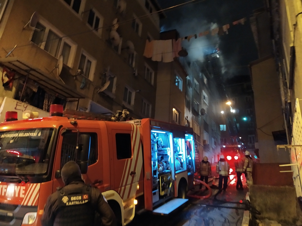 Beyoğlu’nda 5 katlı bina alev alev yandı