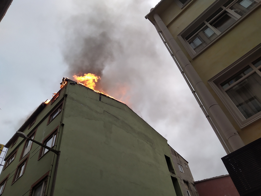 Beyoğlu’nda 5 katlı otelin çatısı alevlere teslim oldu