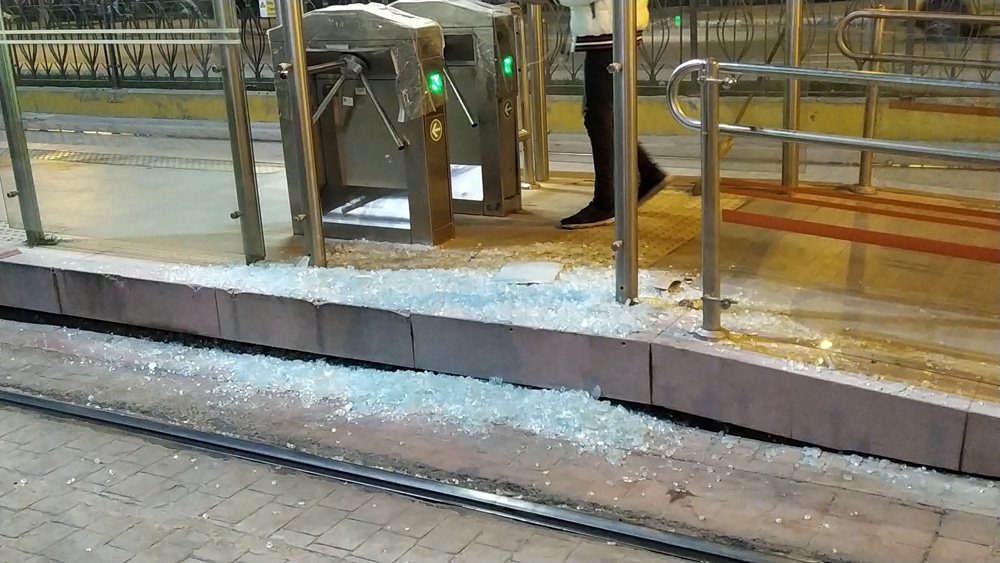 Beyoğlunda 7 Yaşındaki Çocuk Tramvay İle Peron Arasına Sıkıştı