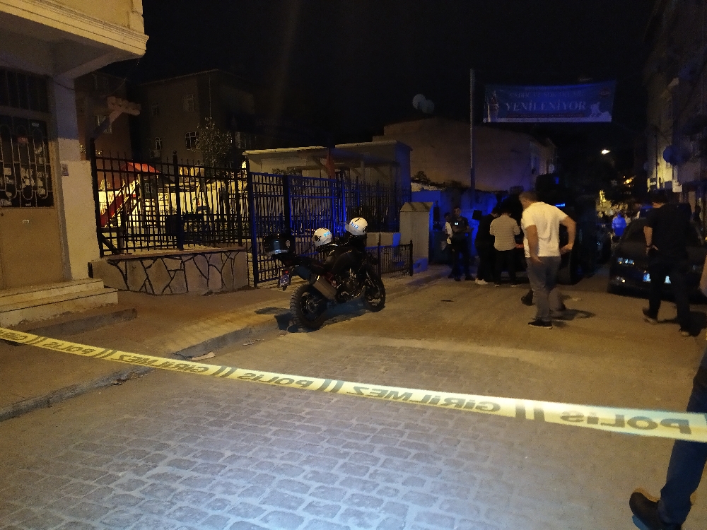 Beyoğlu’nda alacak verecek meselesi kanlı bitti: 1’i ağır 4 yaralı