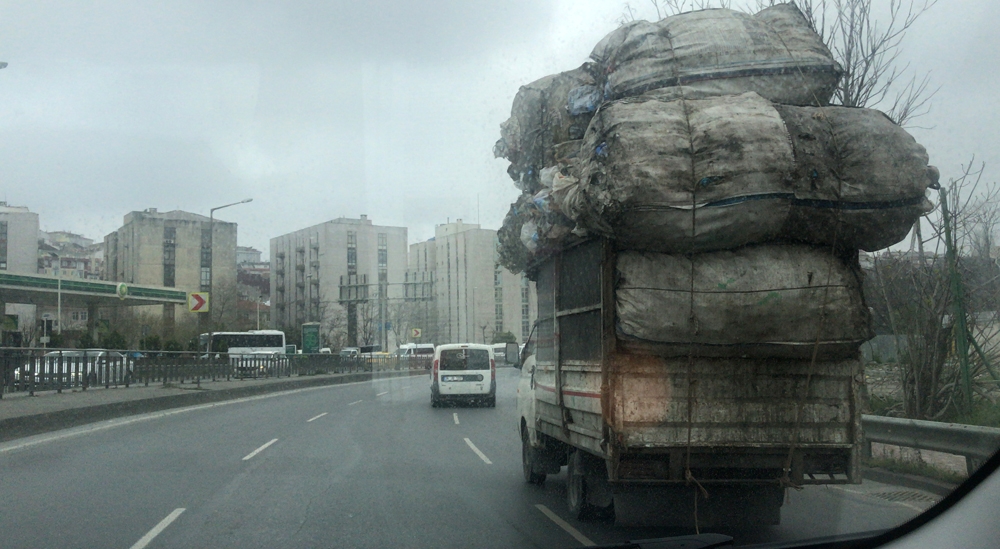 Beyoğlu’nda aşırı yüklü kamyon, trafikte tehlike saçtı