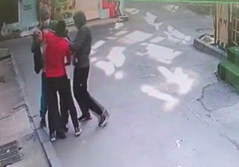 Beyoğlu’nda bayram sabahı yaşlı adamın gasp edildiği anlar kameraya yansıdı