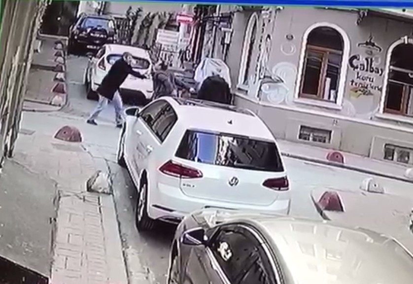 Beyoğlu’nda bıçaklı kavga kamerada