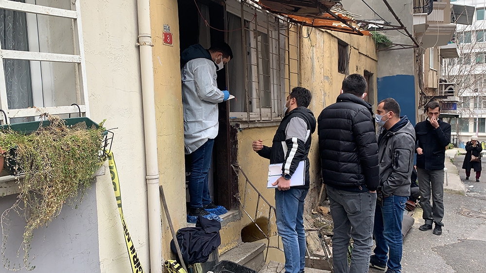 Beyoğlu’nda bir adam evinde asılı olarak bulundu