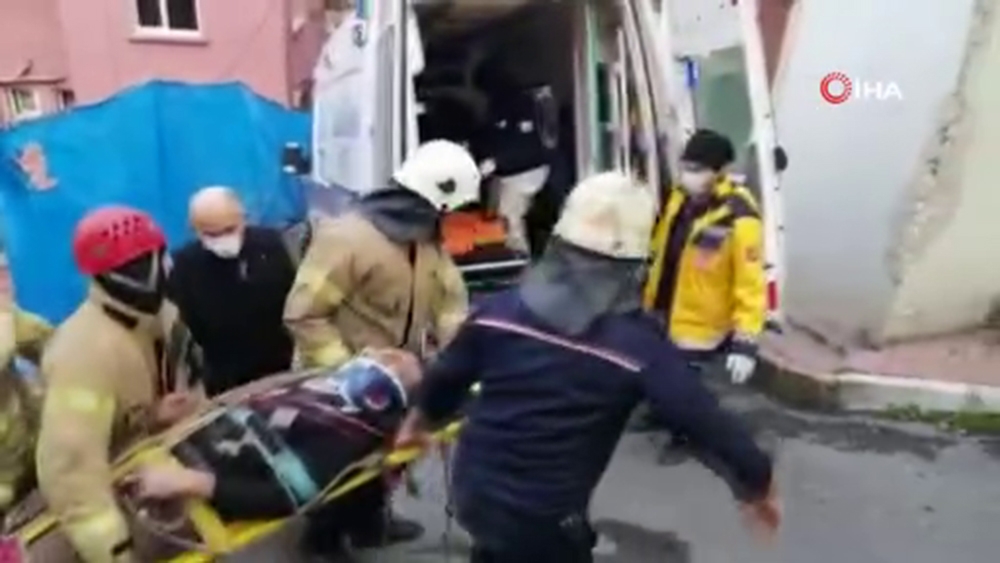 Beyoğlu’nda bir işçi, inşaat boşluğuna düştü