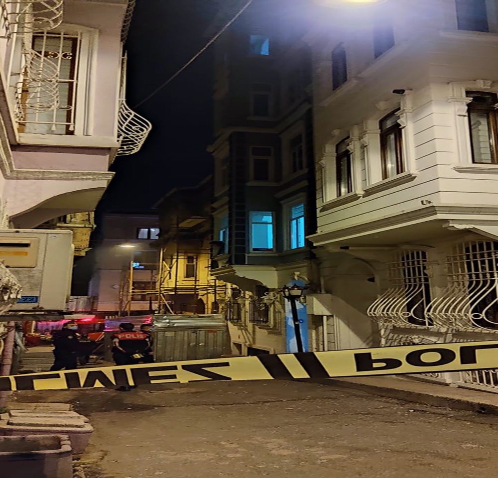 Beyoğlu’nda bir pansiyonda çıkan yangında 3 kişi dumandan etkilendi