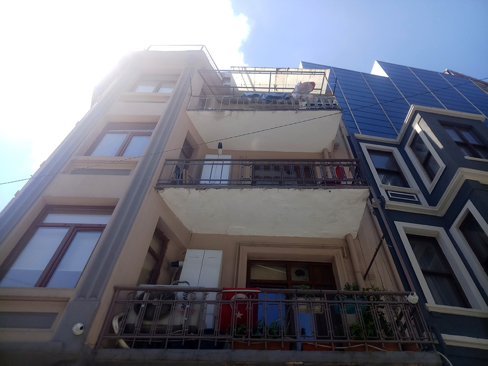 Beyoğlu’nda bira şişesiyle kavga: 1’i ağır 2 yaralı
