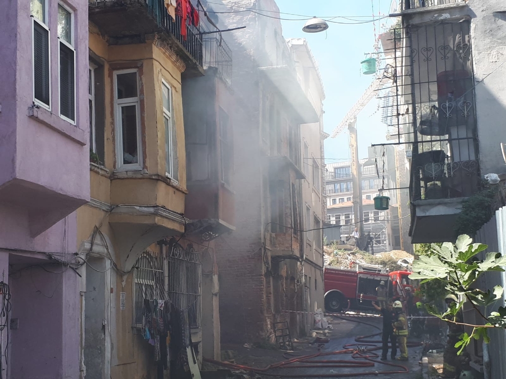 Beyoğlu’nda bulunan metruk binada yangın çıktı
