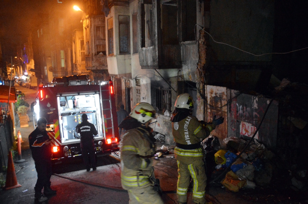 Beyoğlunda Defalarca Yanan Metruk Binada Yangın Paniği